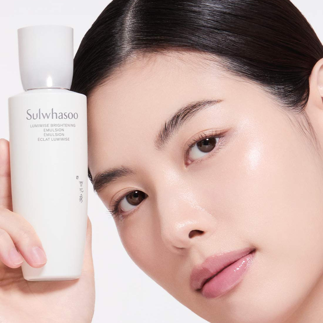 SULWHASOO Lumiwise Brightening Emulsion 125ml de la marque Sulwhasoo, sur visage lumineux, flacon et peau éclatante en gros plan.