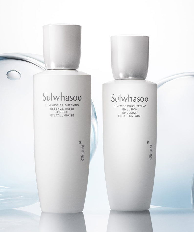 SULWHASOO Lumiwise Brightening Emulsion 125ml, bouteilles sur fond bleu liquide, marque Sulwhasoo en photo produit.