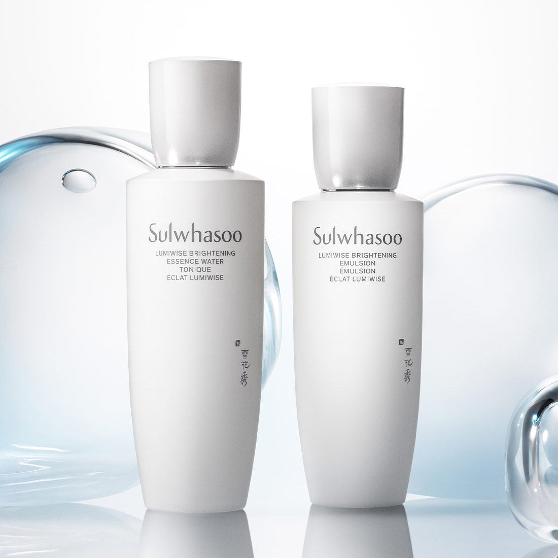 SULWHASOO Lumiwise Brightening Emulsion 125ml, bouteilles sur fond bleu liquide, marque Sulwhasoo en photo produit.