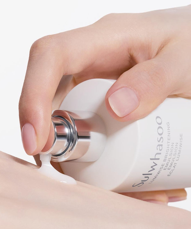 Décris l'image en français en mentionnant le produit, la marque et le contexte visuel avec SULWHASOO Lumiwise Brightening Emulsion 125ml