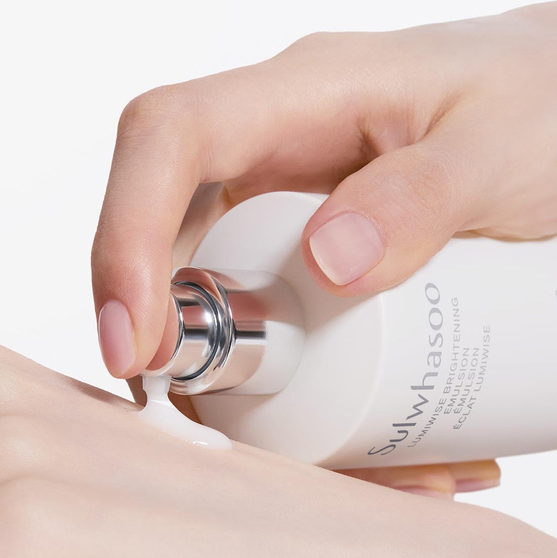 Décris l'image en français en mentionnant le produit, la marque et le contexte visuel avec SULWHASOO Lumiwise Brightening Emulsion 125ml