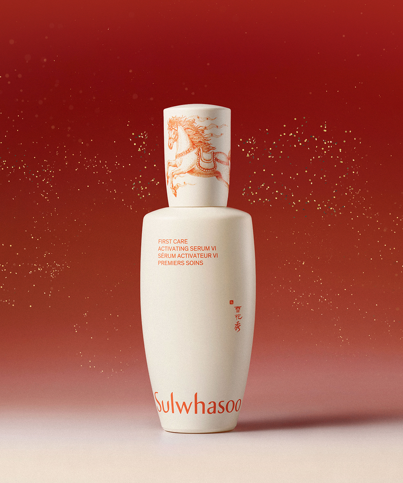 Décris l'image en français : SULWHASOO Yunjo Essence 6th Generation 120ML(Year of the Horse Edition) sur fond rouge festif.