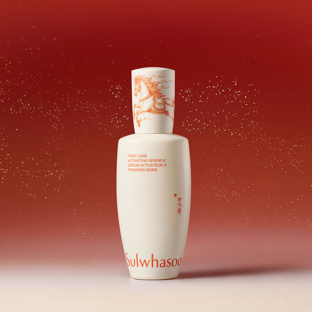 Décris l'image en français : SULWHASOO Yunjo Essence 6th Generation 120ML(Year of the Horse Edition) sur fond rouge festif.