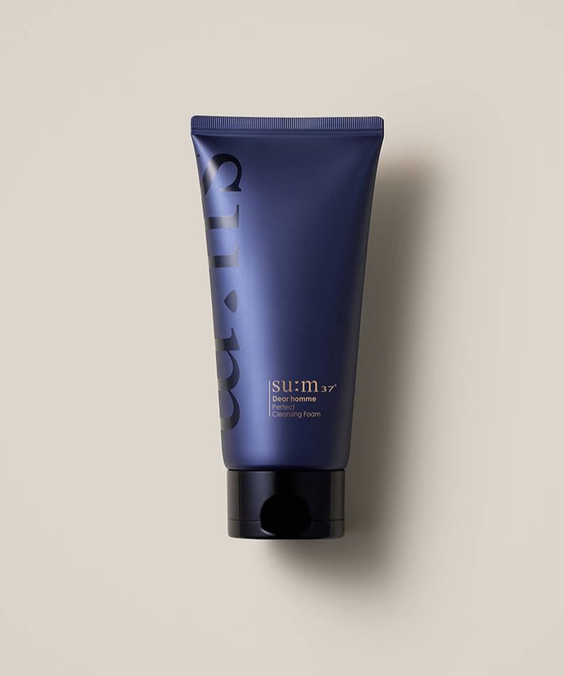 SU:M37 Dear Homme Perfect Cleansing Foam 160ml dans un tube bleu, nettoyant visage haut de gamme pour hommes.