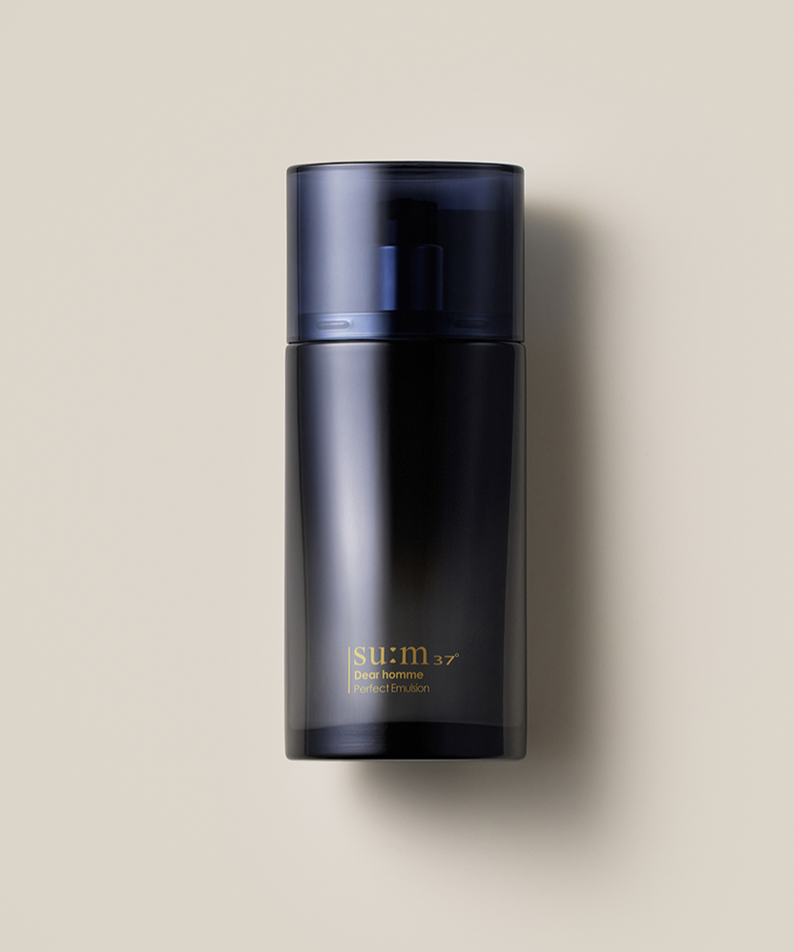 SU:M37 Dear Homme Perfect Emulsion 110ml, flacon bleu sur fond clair, marque SU:M37, photo produit en studio