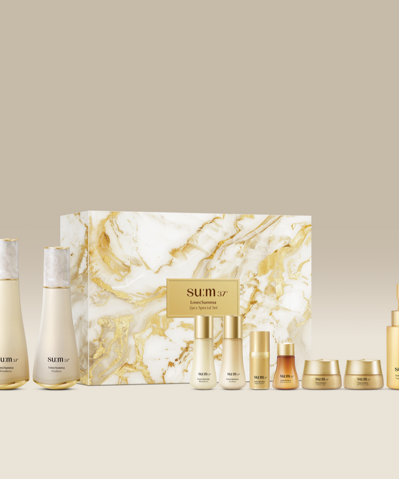 SU:M37 LosecSumma 2-piece Planning  (Set) de SU:M37, coffret beauté sur fond beige et marbre blanc doré.