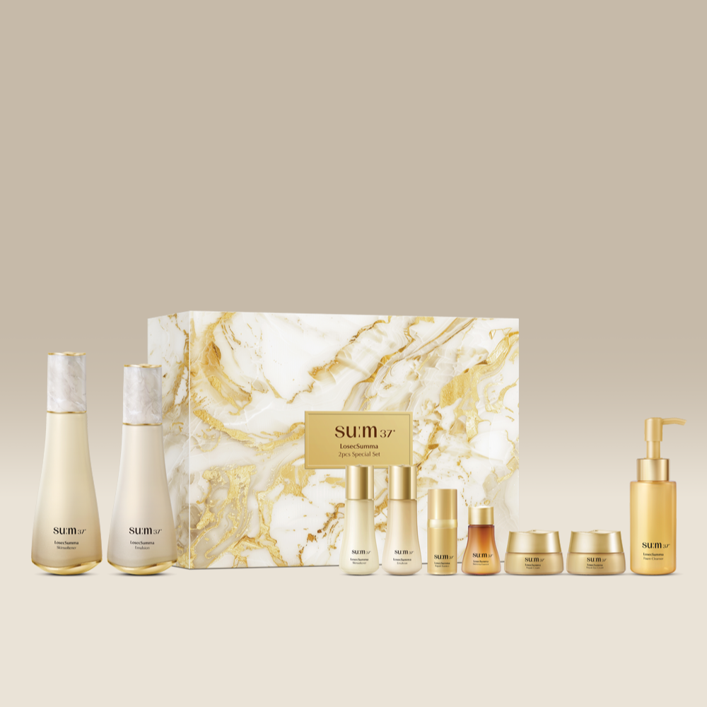 SU:M37 LosecSumma 2-piece Planning  (Set) de SU:M37, coffret beauté sur fond beige et marbre blanc doré.