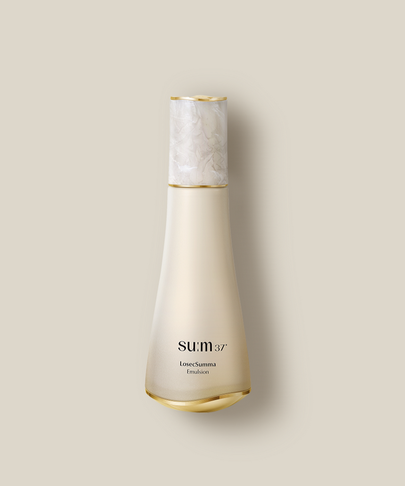 SU:M37 LosecSumma Emulsion 130ml de SU:M37, flacon crème blanc et or sur fond clair minimaliste.