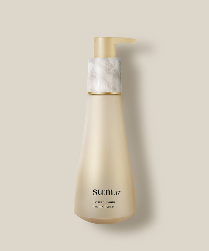 SU:M37 LosecSumma Foam Cleanser 200ml, bouteille de mousse sur fond beige, marque SU:M37 en gros plan.