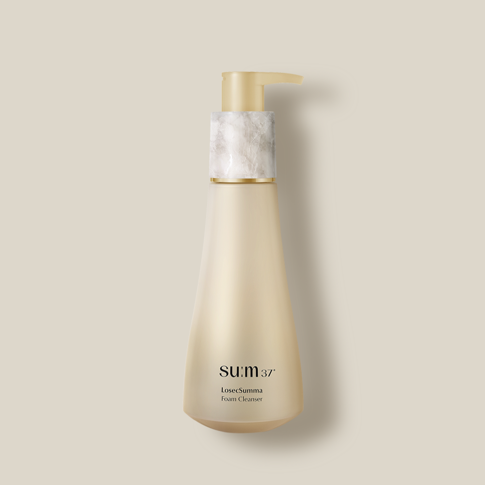 SU:M37 LosecSumma Foam Cleanser 200ml, bouteille de mousse sur fond beige, marque SU:M37 en gros plan.