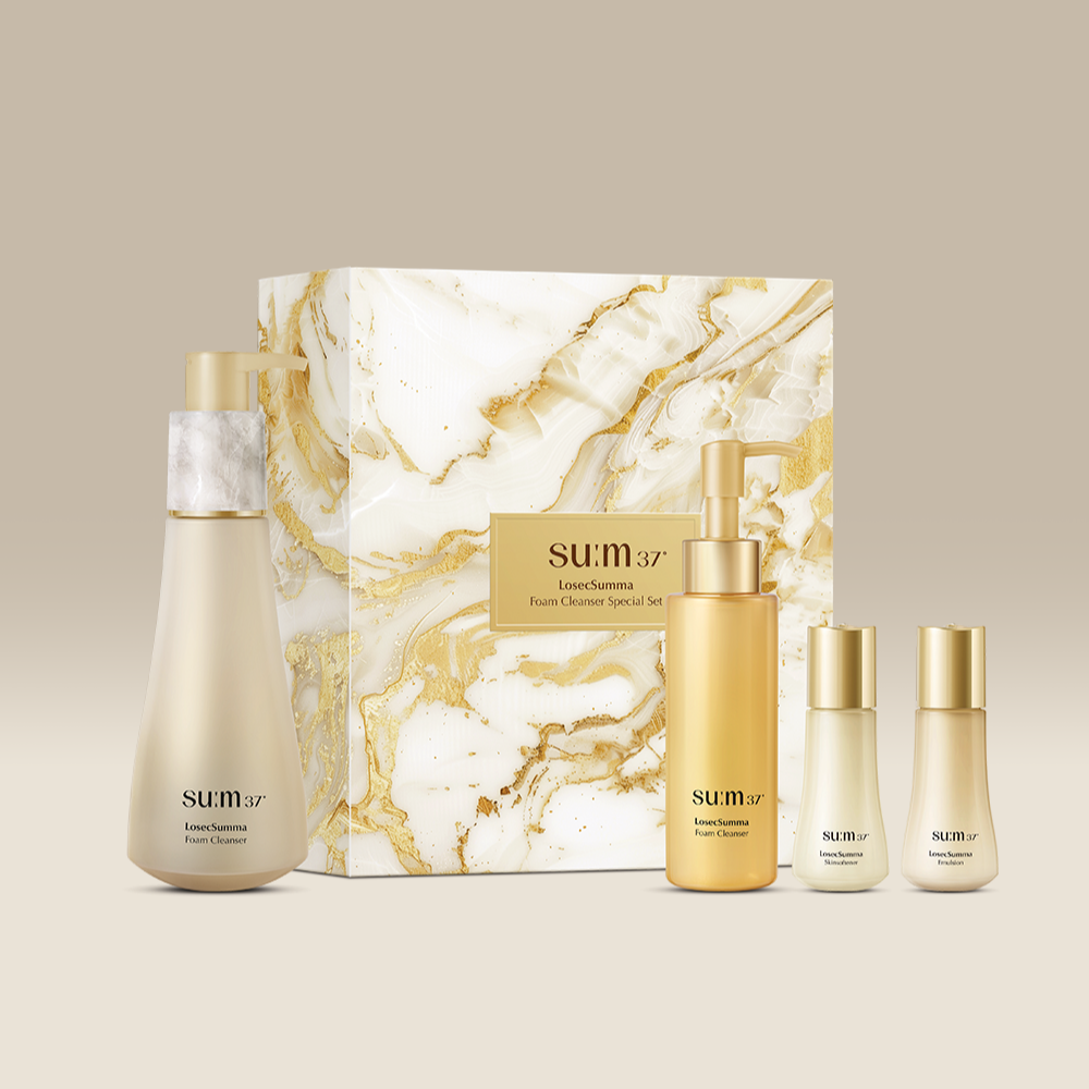 SU:M37 LosecSumma Foam Cleanser Planning (Set) de la marque SU:M37, flacons et coffret sur fond beige marbré.