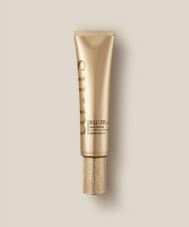 SU:M37 LosecSumma Lumiere Sun Protector SPF50+/PA++++ 50ml, tube doré sur fond beige, marque SU:M37, soin solaire