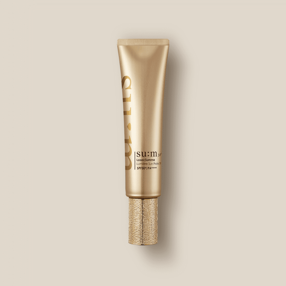 SU:M37 LosecSumma Lumiere Sun Protector SPF50+/PA++++ 50ml, tube doré sur fond beige, marque SU:M37, soin solaire