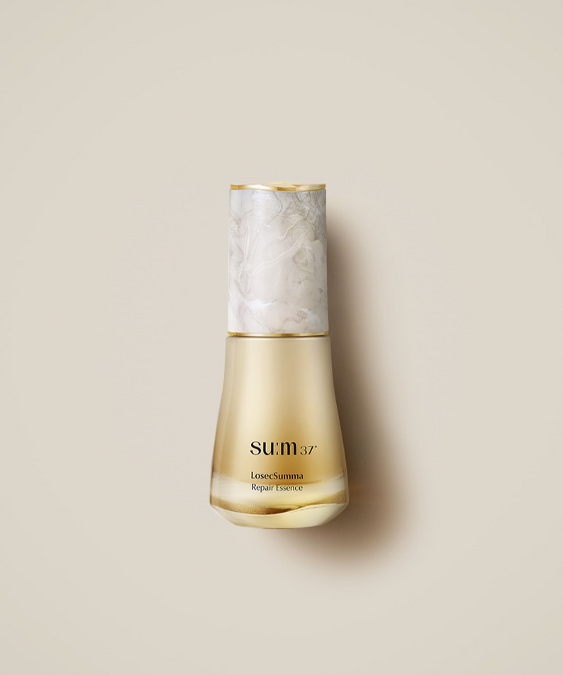 SU:M37 LosecSumma Repair Essence 30ml, flacon sur fond crème minimal, marque SU:M37 en évidence.