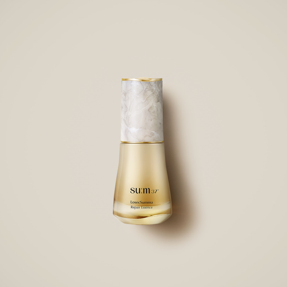 SU:M37 LosecSumma Repair Essence 30ml, flacon sur fond crème minimal, marque SU:M37 en évidence.