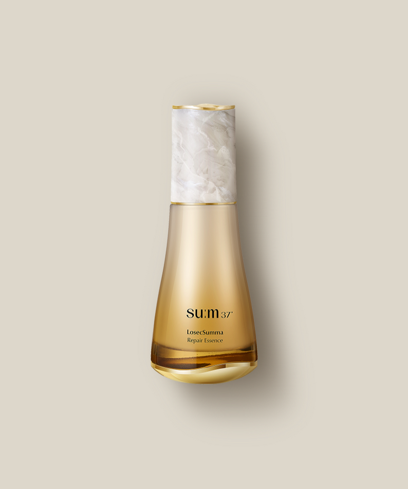SU:M37 LosecSumma Repair Essence 60ml, flacon doré SU:M37 sur fond beige, style premium skincare.