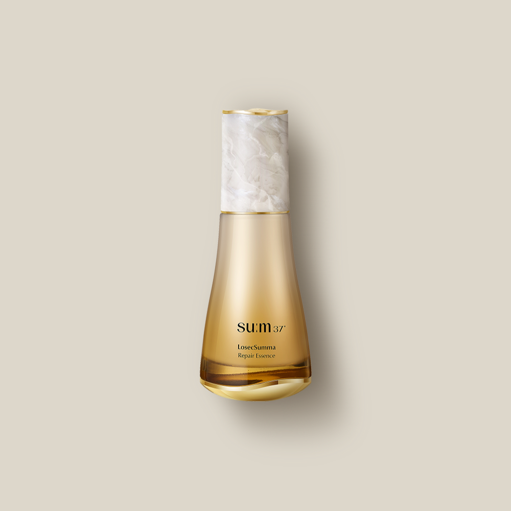 SU:M37 LosecSumma Repair Essence 60ml, flacon doré SU:M37 sur fond beige, style premium skincare.