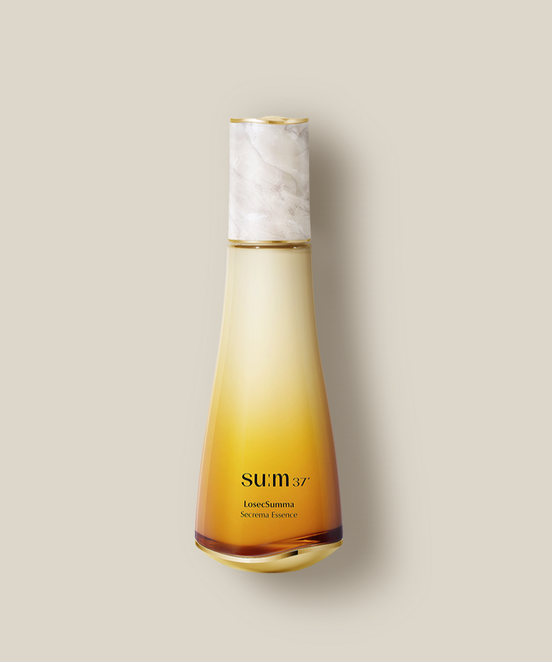 SU:M37 LosecSumma Secrema Essence 150ml, flacon sur fond beige, marque SU:M37, produit de soin visage liquide.