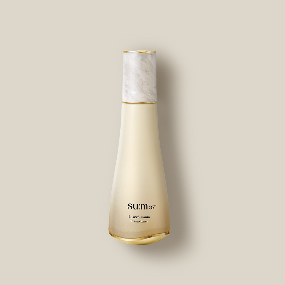 SU:M37 LosecSumma Skin Softener 150ml en flacon blanc doré, fond clair minimaliste, photo produit SU:M37