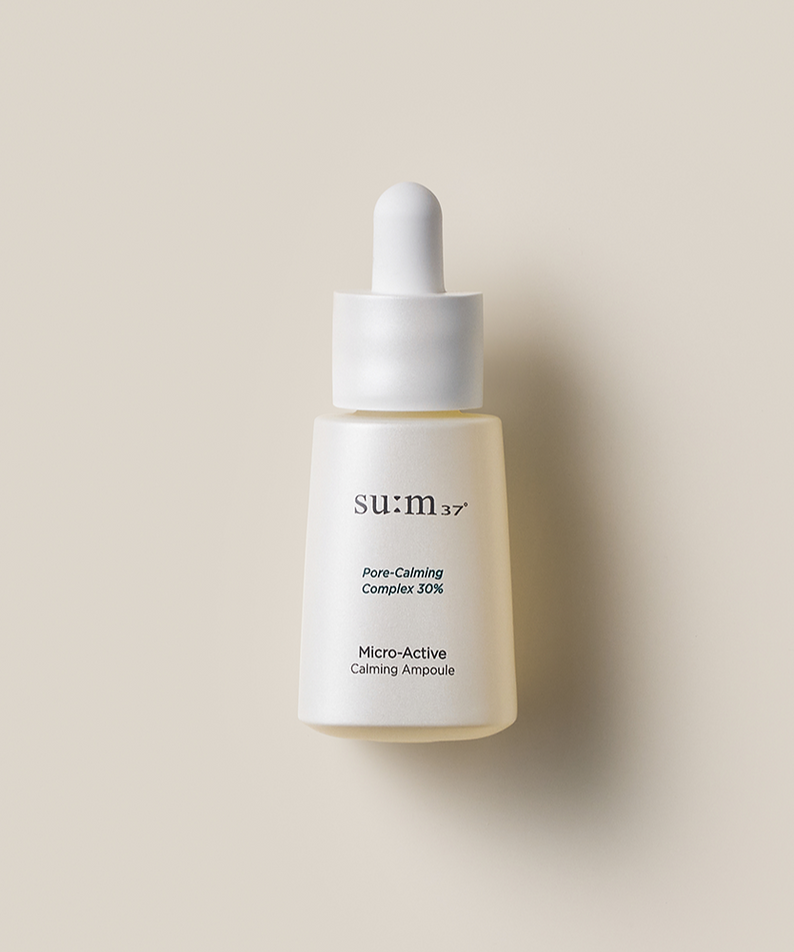 SU:M37 Microactive Calming Ampoule 15ml, flacon sérum su:m37 sur fond beige, contexte skincare minimaliste