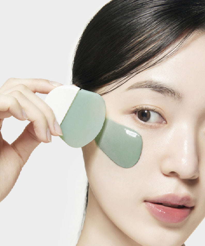 Femme appliquant le masque SU:M37 Microactive Super Matcha Pore Mask 100ml pour soin de la peau.