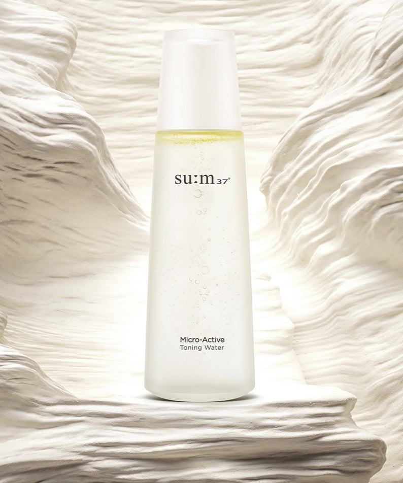 SU:M37 Microactive Toning Water 150ml dans un décor naturel élégant, vue sur l'emballage du produit.