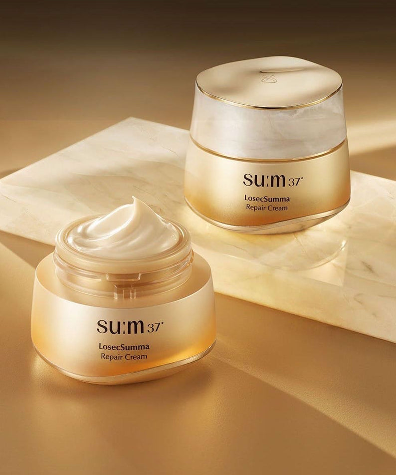 Crème réparatrice SU:M37 Rosicsumma 50ml en pot doré sur fond élégant.