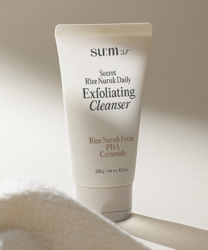 Produit SU:M37 Secret Rice Nuruk Peeling to Foam Cleanser 120g en exposition.
