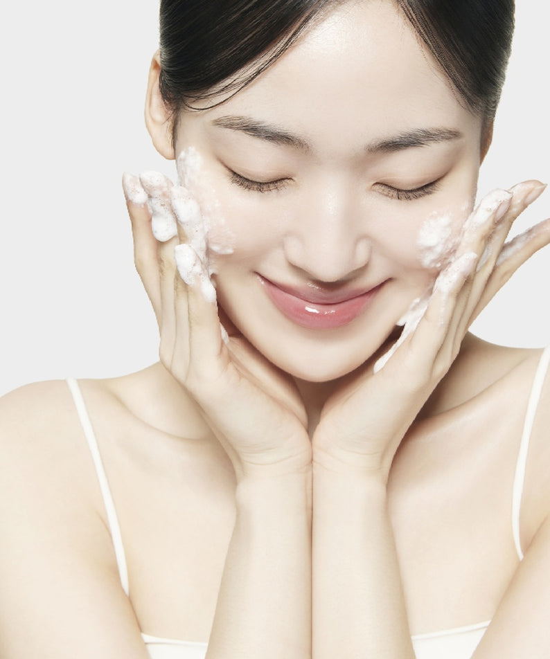 Femme utilisant SU:M37 Secret Rice Nuruk Peeling to Foam Cleanser 120g pour une peau éclatante et saine.