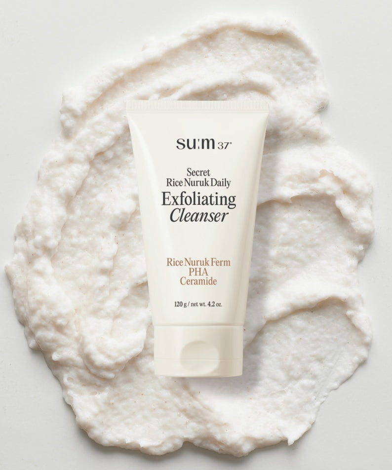 SU:M37 Secret Rice Nuruk Peeling to Foam Cleanser 120g sur fond texturé, exfoliant quotidien pour une peau lisse et éclatante.