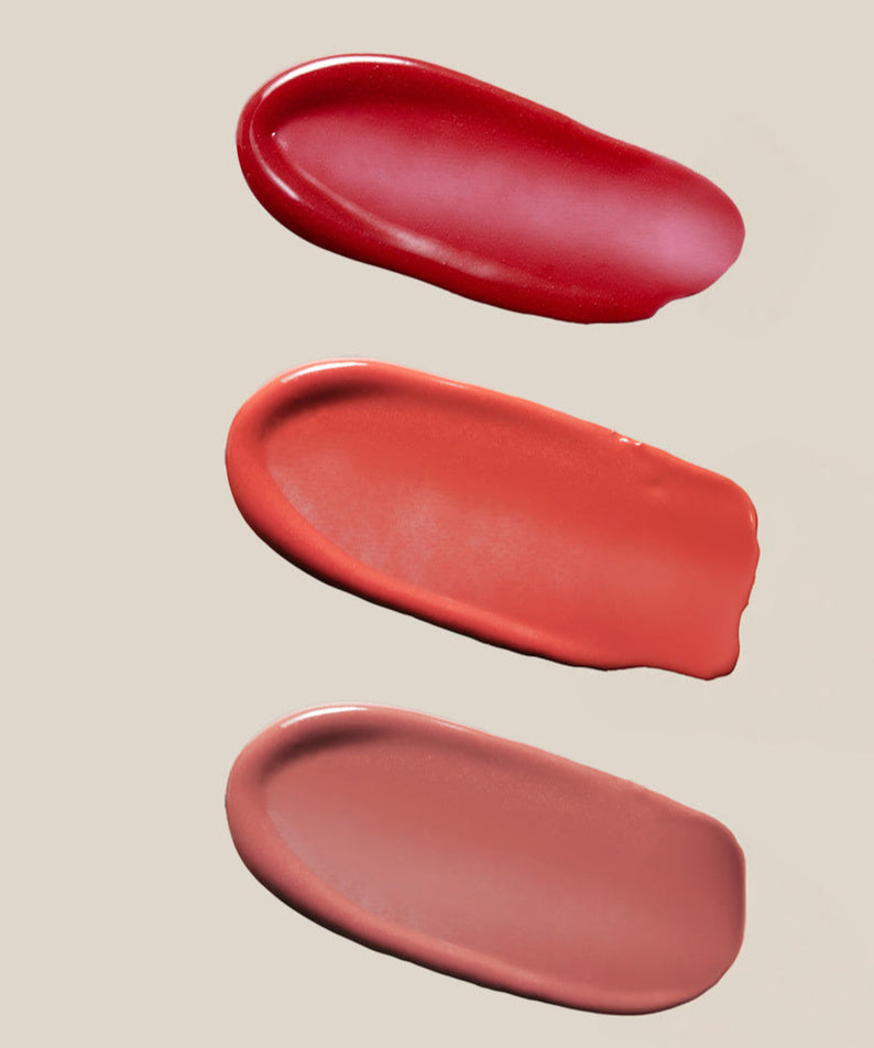 Différentes nuances de SU:M37 Skin-Stay Glossy Lip Balm en échantillons de couleurs brillantes.