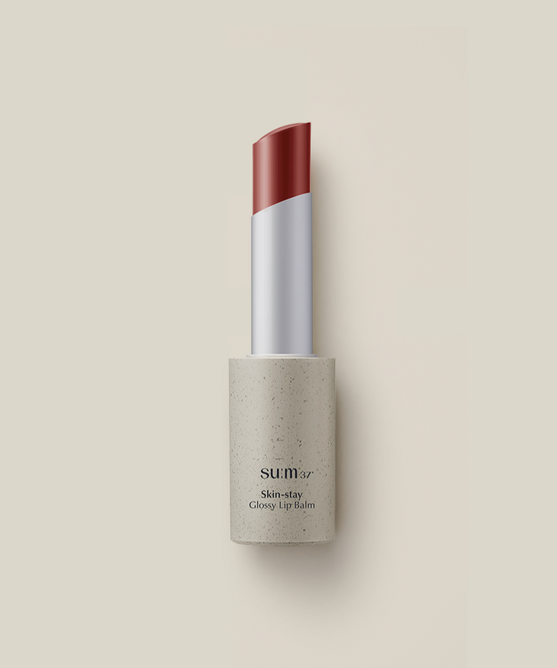 Baume à lèvres SU:M37 Skin-Stay Glossy Lip Balm hydratant et brillant pour une finition éclatante et élégante.