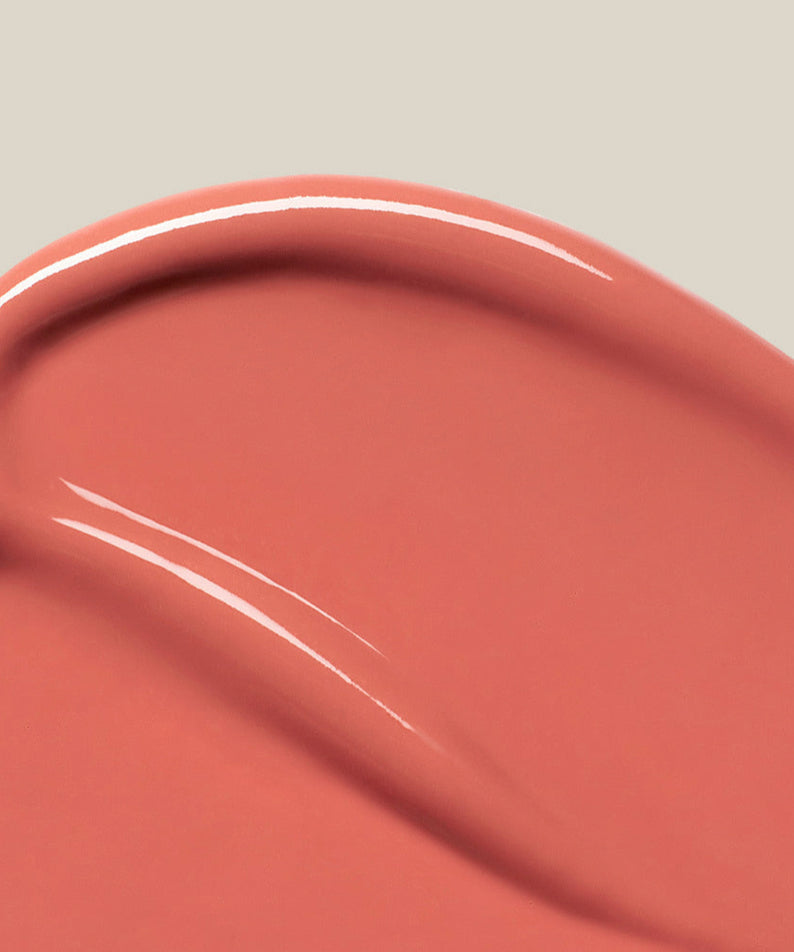 Texture du baume à lèvres SU:M37 Skin-Stay Glossy Lip Balm en gros plan, couleur glossy et lumineuse.