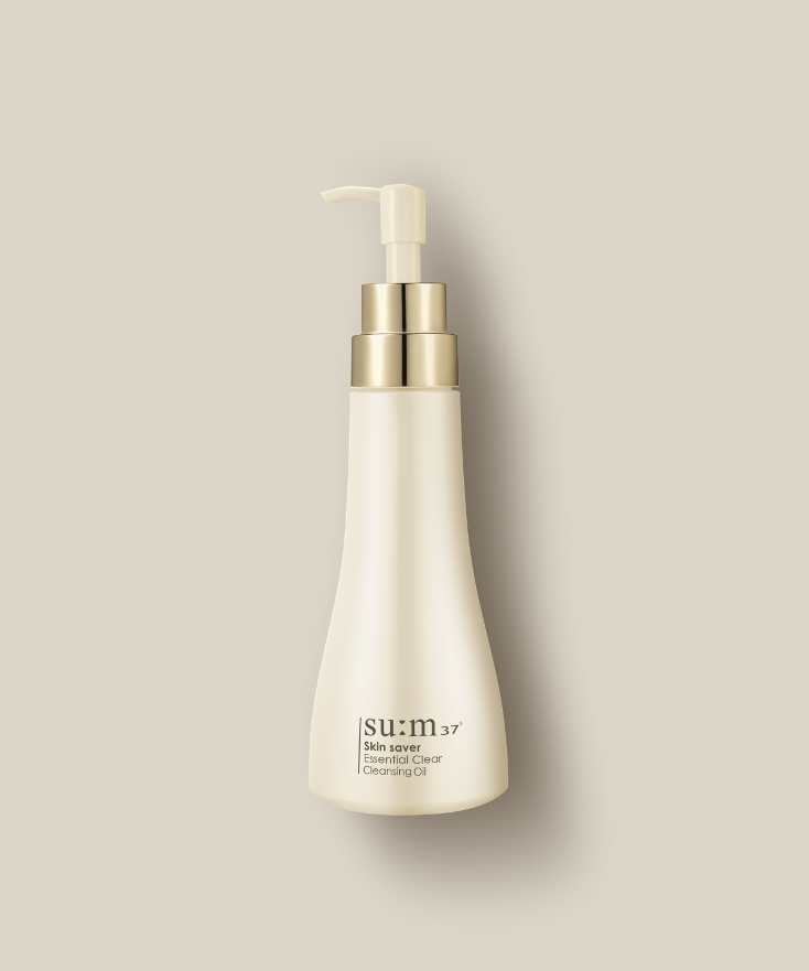 Bouteille de démaquillant SU:M37 Skinsaver Essential Clear Cleansing Oil 250ml sur fond beige.