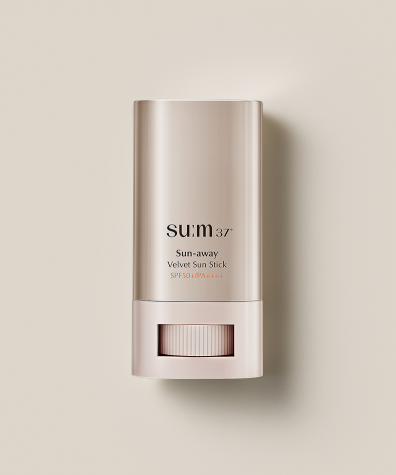 SU:M37 Sun-Away Velvet Sun Stick 18g sur fond beige, produit de protection solaire. Texture velours, SPF élevé.