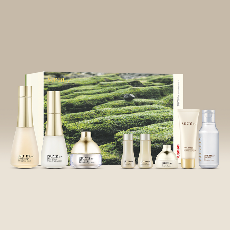 SU:M37 Time Energy 3-type plan (with Canon collaboration) packshot avec différents produits de beauté.