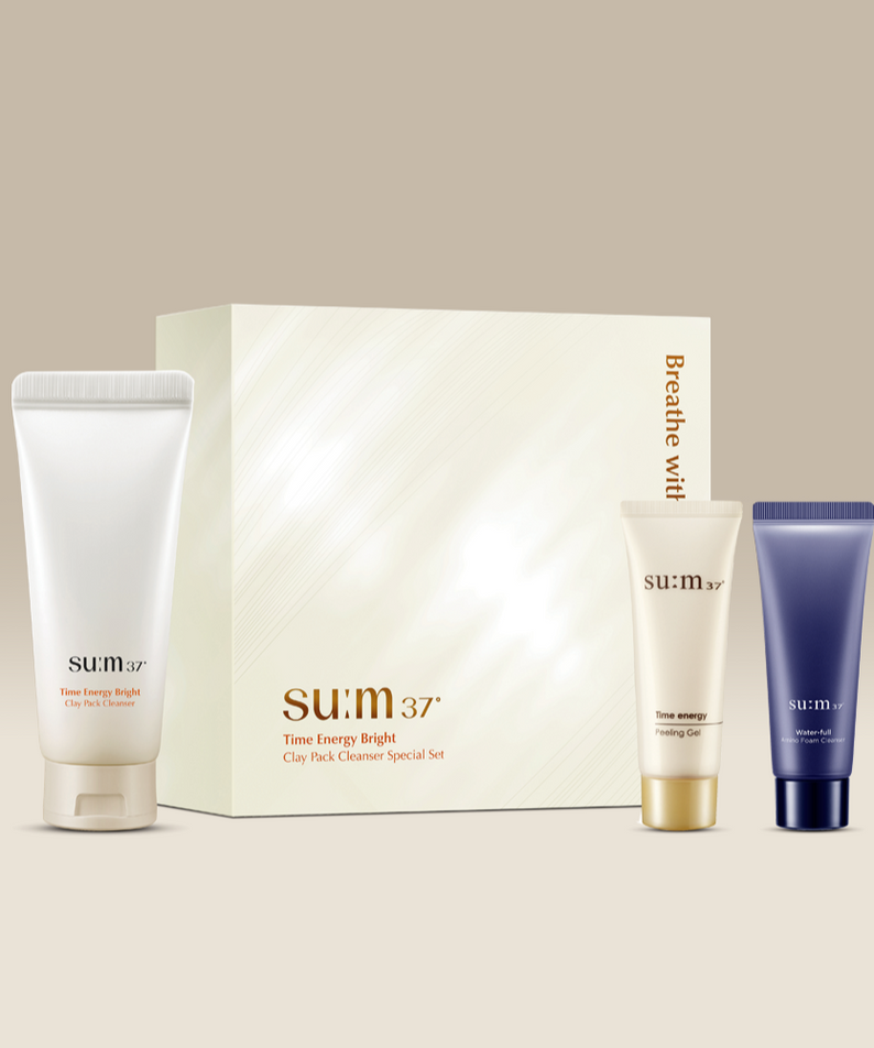 Ensemble SU:M37 Time Energy Bright Clay Pack Cleanser Planning (Set) avec trois produits sur fond beige.