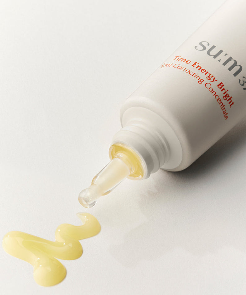 SU:M37 Time Energy Bright Spot Correcting Concentrate 35ml de la marque SU:M37, sérum en flacon avec goutte jaune sur fond blanc