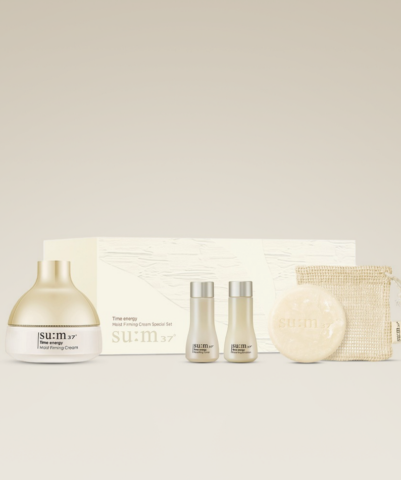 Ensemble soin visage avec SU:M37 Time Energy Cream Planning, flacons et savon, sur fond beige élégant.