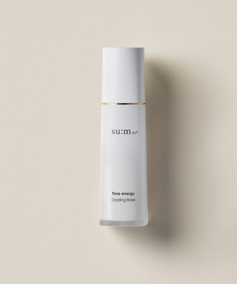 Flacon de SU:M37 Time Energy Dazzling Base 35ml sur fond beige, produit de beauté haut de gamme pour un teint éclatant.