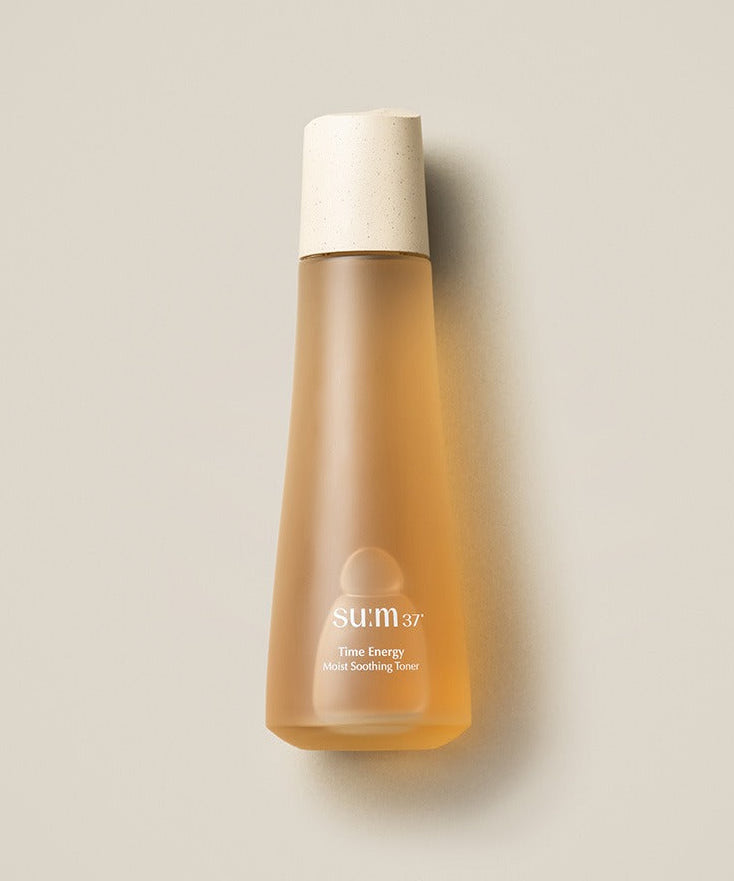 Bouteille de SU:M37 Time Energy Moist Soothing Toner 170ml avec bouchon blanc sur fond beige.