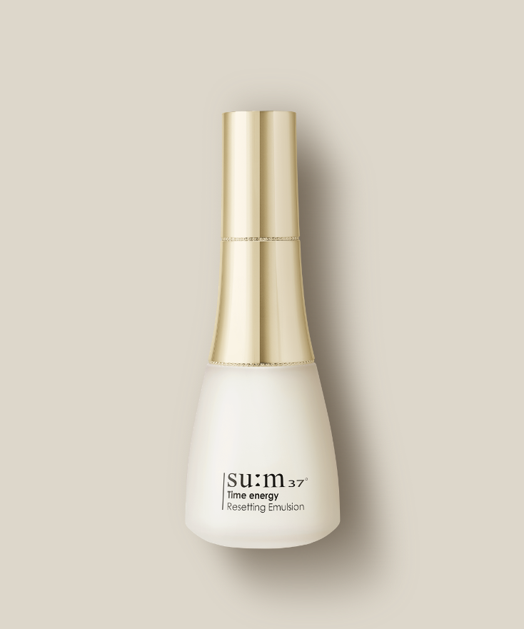 SU:M37 Time Energy Resetting Emulsion 120ml sur fond beige, flacon crème doré, produit skincare SU:M37.