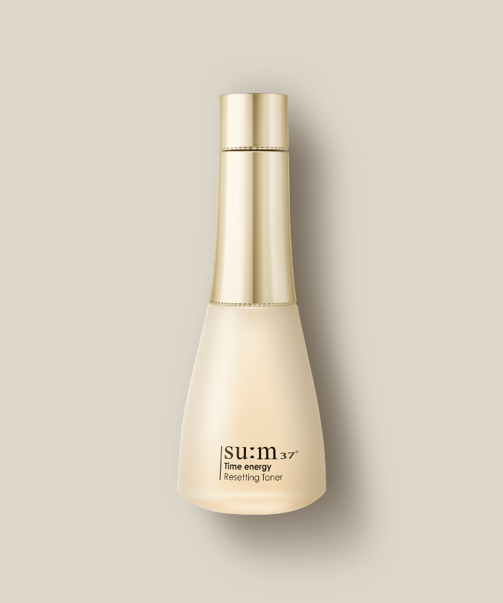 SU:M37 Time Energy Resetting Toner 170ml, flacon doré sur fond beige, produit beauté SU:M37 en studio