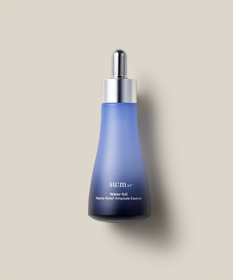 Bouteille de SU:M37 Water-full Marine Relief Ampoule Essence 50ml sur fond beige, soin visage hydratant.