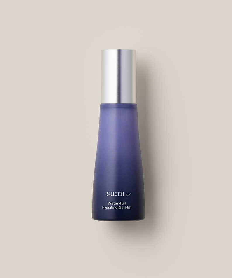 SU:M37 Water-full hydrating gel mist (Set) : flacon bleu SU:M37 sur fond clair, photo produit en studio.