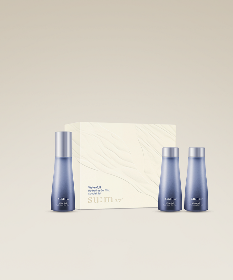 SU:M37 Water-full mist planning (Set) de la marque SU:M37, flacons bleus sur fond beige, coffret produit en studio