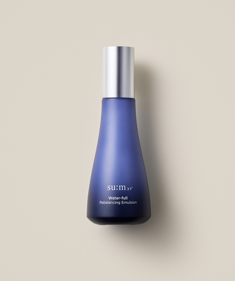 Bouteille de SU:M37 Water-full rebalancing emulsion 120ml sur fond beige