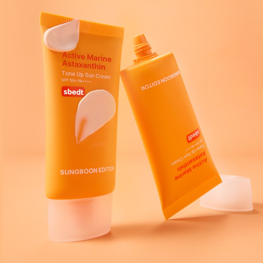 SUNGBOON EDITOR Active Marine Astaxanthin Tone-up Sunscreen 50g, tube et visuel crème sur fond orange en studio.