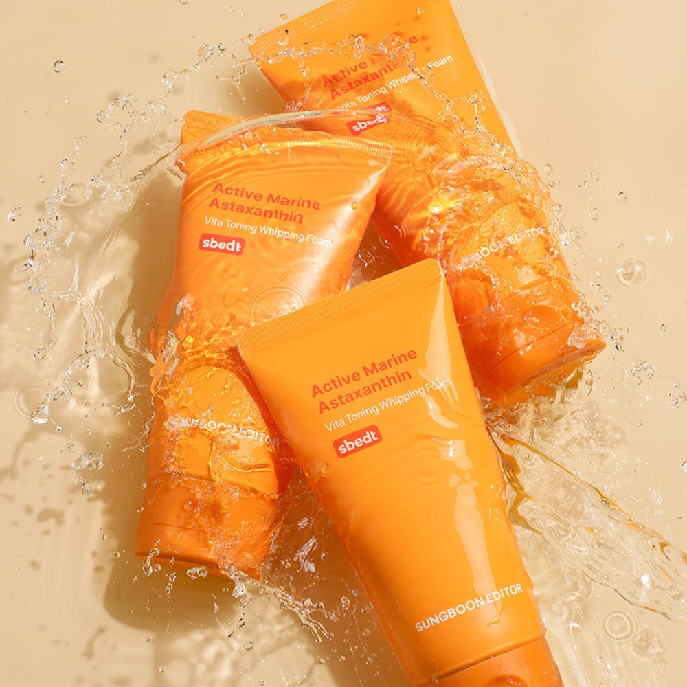 SUNGBOON EDITOR Active Marine Astaxanthin Vita Toning Whipping Foam 120g, produit en photo avec packaging orange et éclaboussures d’eau