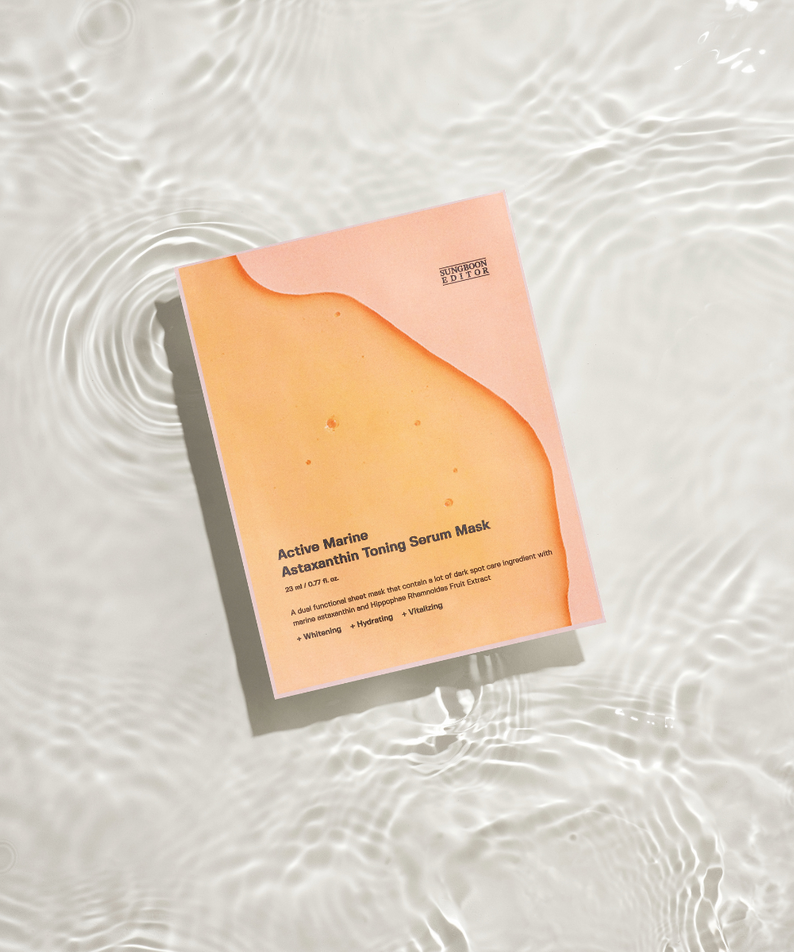 SUNGBOON EDITOR Active Marine Asxatanthin Toning Serum Mask 10 Sheets : masque en feuille sur fond aquatique.